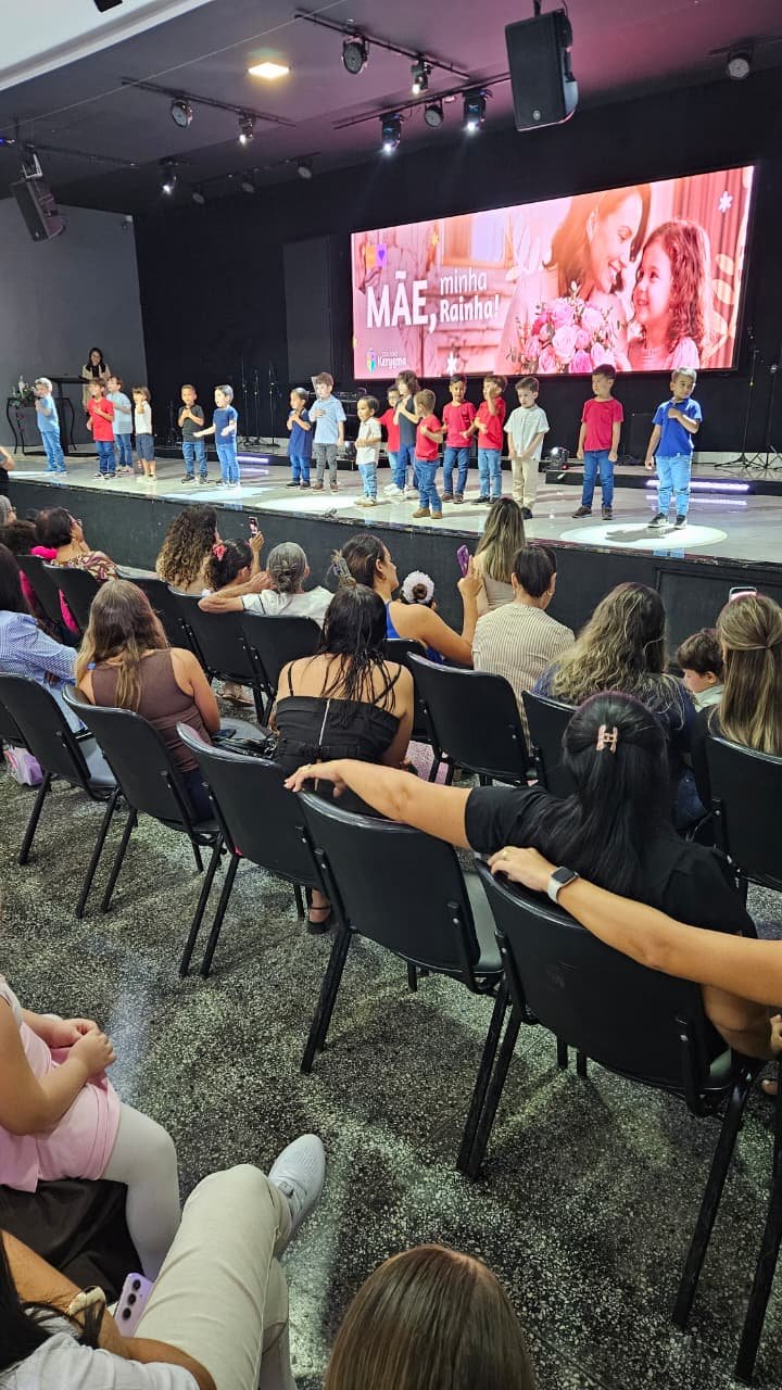 Auditório em evento escolar