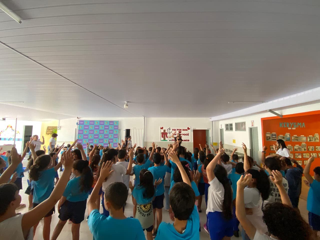 Momento devocional dos alunos do Colégio Kerygma